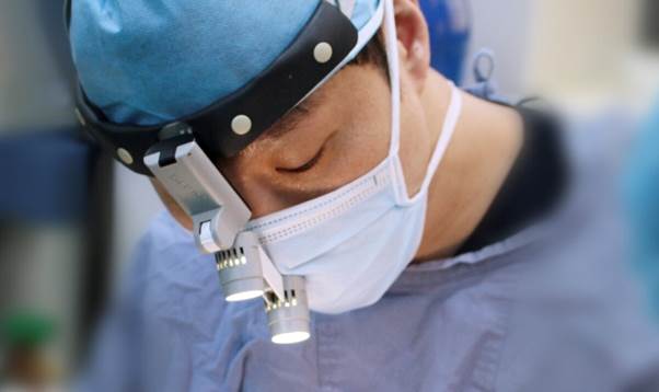 눈썹 처짐, 이마 주름 심하다면… “내시경 이마거상술 고려”